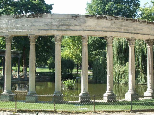 Image:ParcMonceau Colonnade.jpg